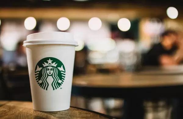 Starbucks se suma a las sanciones: dejará Rusia y cerrará 130 locales