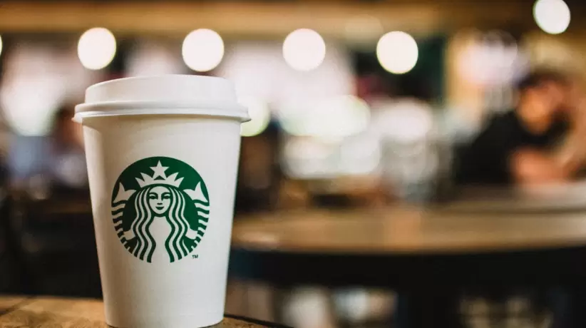 close-up-photography-of-starbucks-disposable-cup-597933