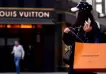 ¿Sueldos miserables y jornadas infinitas? qué está ocurriendo dentro de Louis Vuitton