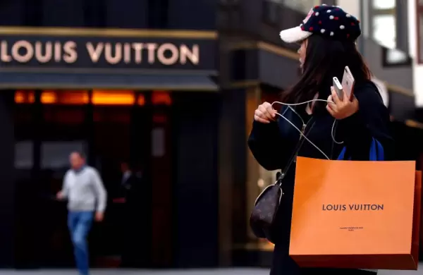 ¿Sueldos miserables y jornadas infinitas? qué está ocurriendo dentro de Louis Vuitton