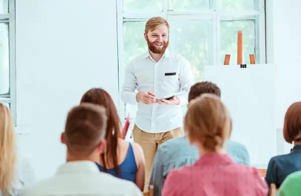Los teóricos del liderazgo: "sabios" del aula ¿extraños en el campo de batalla?