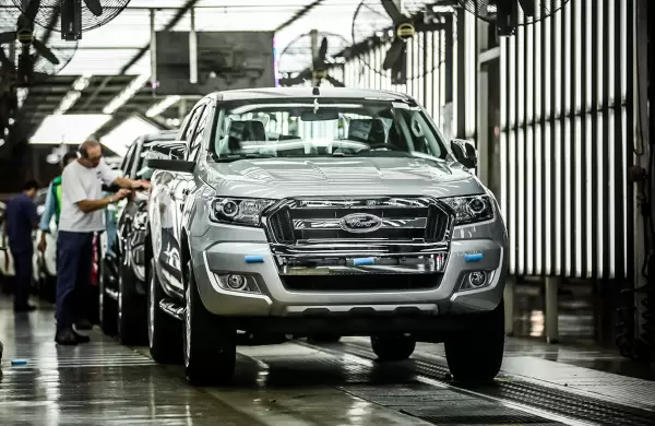 Las ventas de Ford cayeron más de 17% en Estados Unidos, su principal mercado