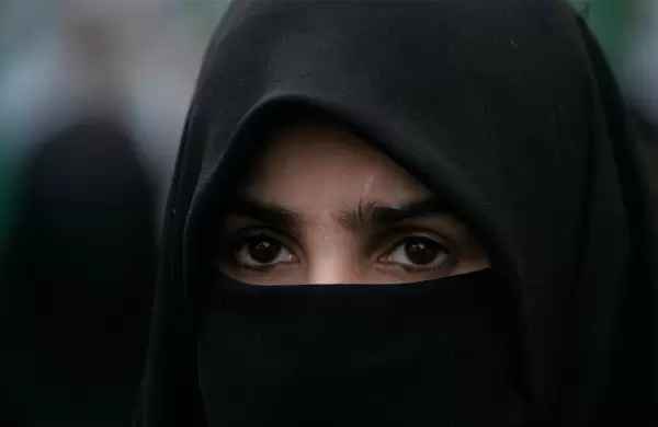 Tenía Covid, se disfrazó de su esposa para poder viajar y  terminó detenido