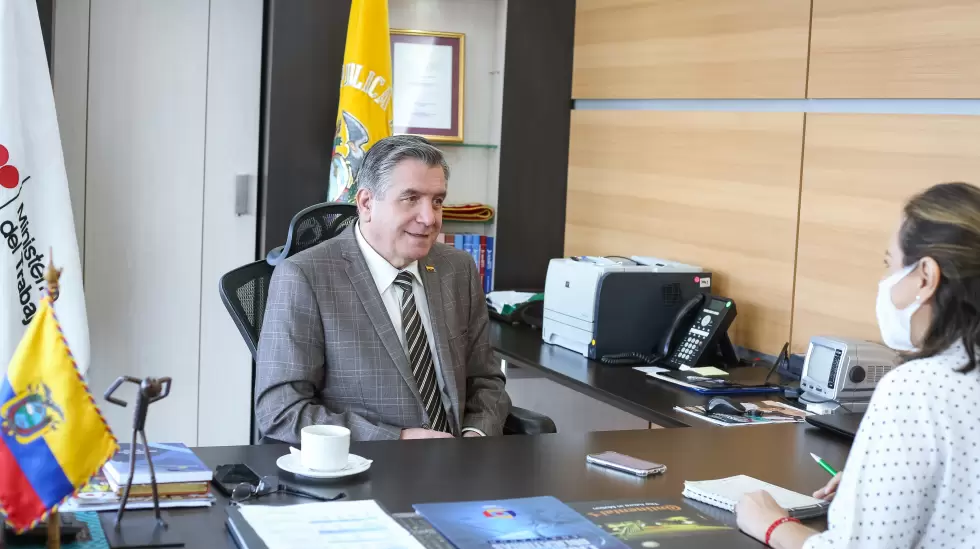 Patricio Donoso, ministro del Trabajo, en entrevista con Mara Judith Rosales