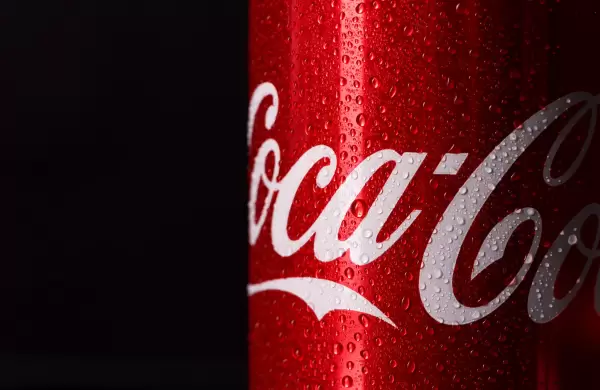¿Son las acciones de Coca-Cola una mejor elección que sus pares del sector?
