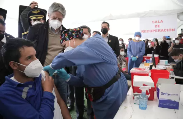 Presidente de la República supervisa proceso de vacunación en Cuenca