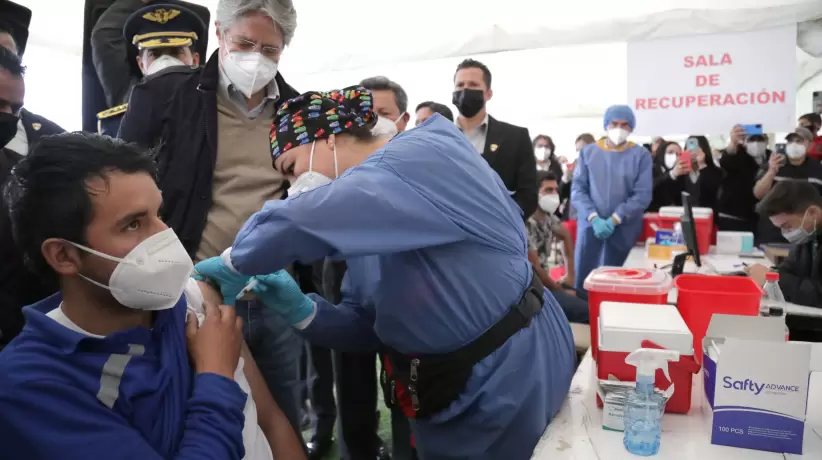 Presidente Guillermo Lasso recorre punto de vacunación en Cuenca