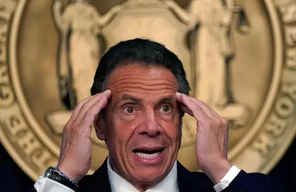 Tras las denuncias de acoso sexual, renunci Cuomo, el gobernador de Nueva York