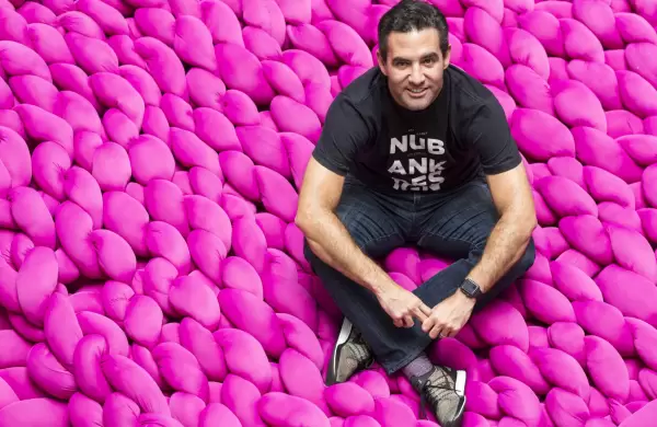 El multimillonario David Vlez se suma a Warren Buffett y Bill Gates y dona su fortuna