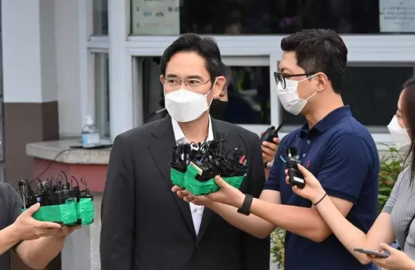 Gracias a un perdón presidencial, el heredero del imperio Samsung dejó la cárcel