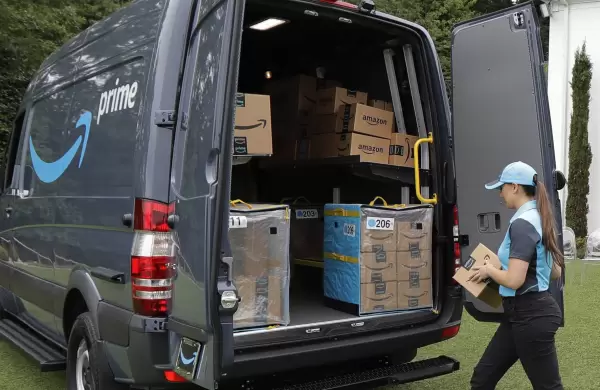 Por qué Amazon ahora recluta a fumadores de marihuana como repartidores
