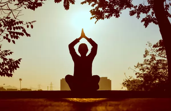 Meditación contra el estrés laboral: una moda en auge