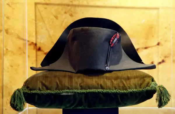 La increíble historia del sombrero con cinco pelos de Napoleón que será subastado en Londres