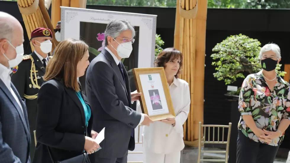 Guillermo Lasso recibe orqudea con su nombre