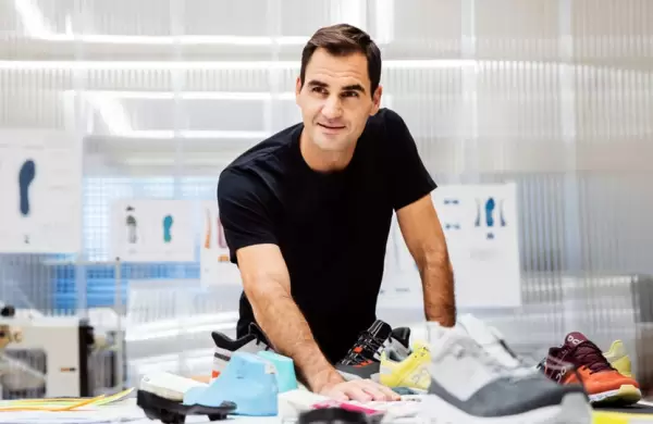 La empresa que creó el calzado más feo del mundo sedujo a Federer para que invierta en sus zapatillas
