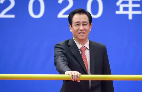 El fundador de Evergrande trata de llevar calma a su empresa y a los mercados pero no da certezas