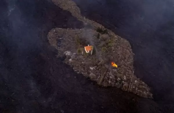 Los videos más impactantes del volcán en La Palma y la "casa mágica" que sobrevivió