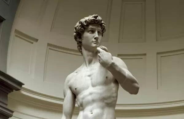 Una réplica del David llegó a Dubai y causó un revuelo por la exposición de sus partes íntimas