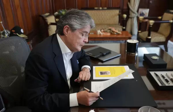 Lasso renuncia al sigilo bancario y dispone un examen de su patrimonio