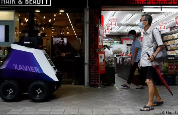 Videos: As son los Xavier, los robots de Singapur que controlan ciudadanos