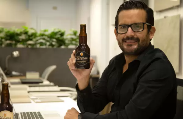 La espuma de la guayaquilea The Beerman se riega por el Ecuador