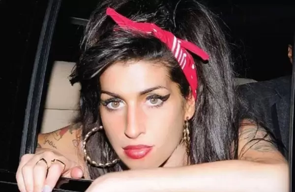 Cuánto esperan recaudar con la subasta de 800 artículos de Amy Winehouse