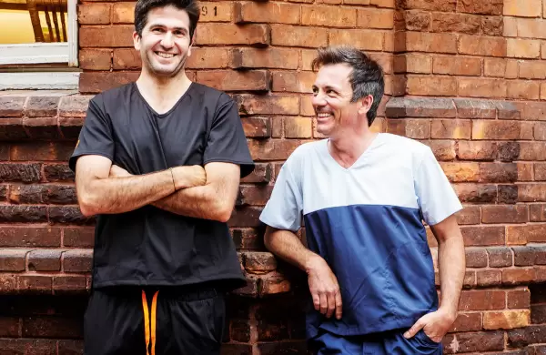 Facturan más de $ 100 millones fabricando ropa para médicos y se preparan para exportar