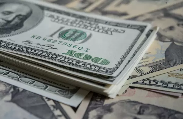 El dólar se recupera a medida que operadores evalúan perspectivas de alza de tasas a nivel global