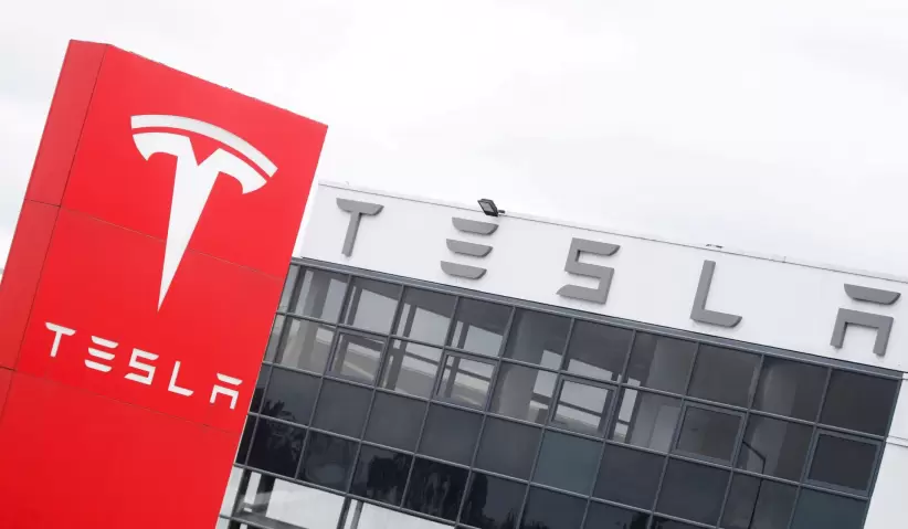 Logo del fabricante de automóviles Tesla en un concesionario en Londres, Reino Unido. 14 de mayo, 2021. REUTERS/Matthew Childs/A