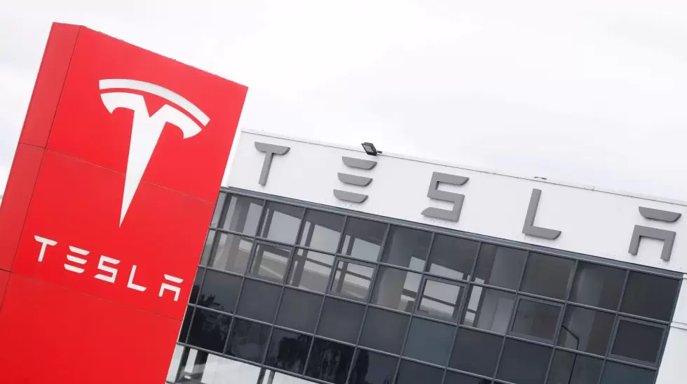 Logo del fabricante de automviles Tesla en un concesionario en Londres, Reino U