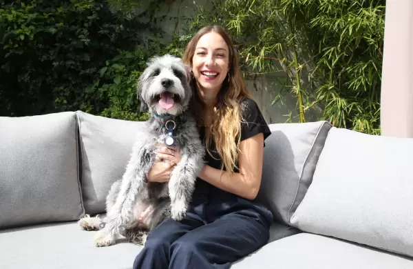Kira es la compañera de yoga de la fundadora de Dabrand