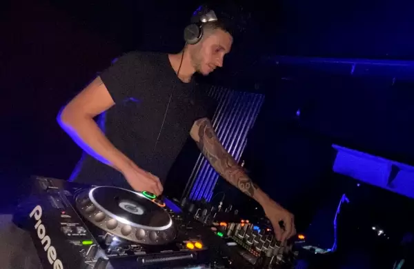 Qué es y cómo reconocer el tinnitus, la afección frecuente entre los DJ