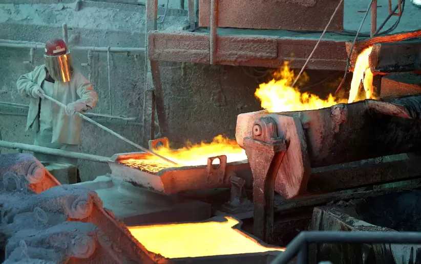 Cobre. Trabajador en una fundición de cobre en Ventanas, Chile. Enero, 2015. REUTERS/Rodrigo Garrido