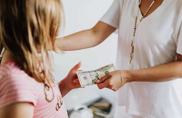 Cuatro formas de enseñar a tus hijos a valorar el dinero