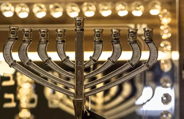 Cómo se celebra Janucá, la fiesta judía de las luminarias