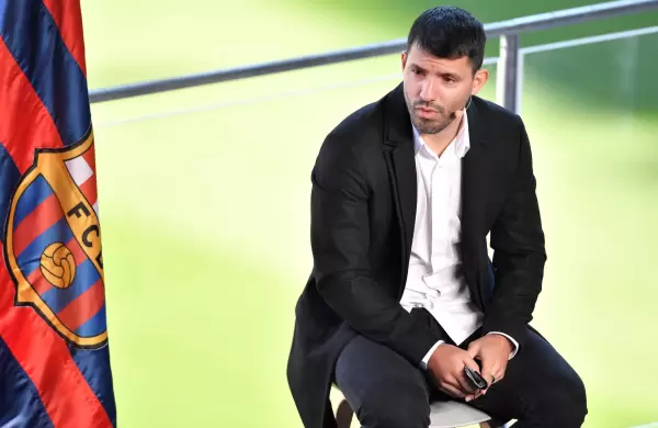 Entre lágrimas, Kun Agüero anunció que se retira del fútbol
