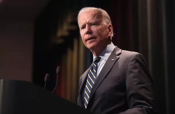 Así es como funcionarios de Biden estuvieron ganando dinero con Google, Facebook, Apple y Amazon