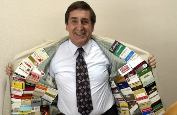 Guinness: la persona con ms tarjetas de crdito, la mayor prdida patrimonial y el bono ms antiguo del mundo