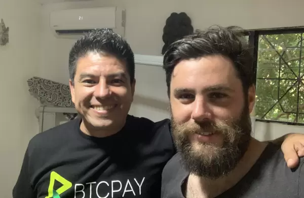 Un dentista recauda bitcoins para mejorar la vida de decenas de personas en El Salvador