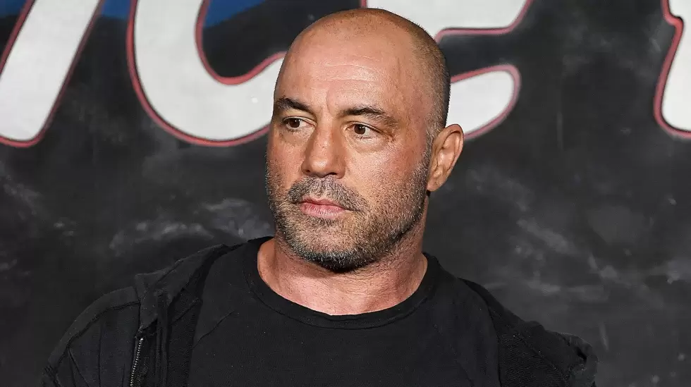 Joe Rogan y su podcast antivacunas pusieron en un dilema a Spotify