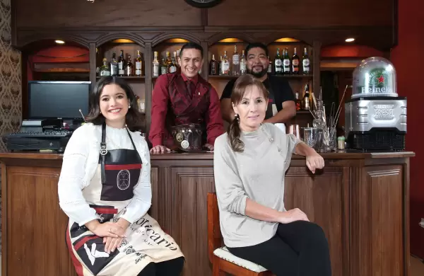 En El Boticario de Ambato, la teatralidad coctelera cura todos los males