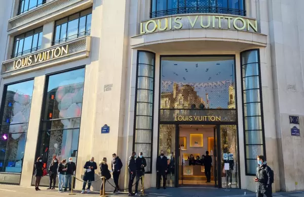 La marca Louis Vuitton se vuelve aún más exclusiva y Wall Street dio el visto bueno