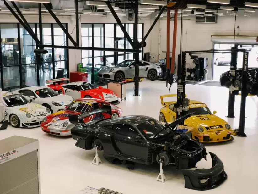 Autos de carreras Porsche personalizados (incluido el 991.2 Porsche 935) en el Porsche Experience Center de Los Ángeles