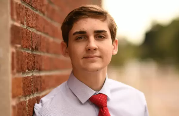 Empezó rastreando los aviones de Musk y ahora "persigue" los jets privados de oligarcas rusos