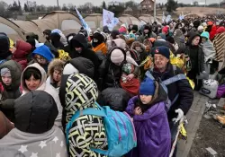 Refugiados que huyen de la guerra en Ucrania enfrentan nuevos obstculos en pases con restricciones por el Covid-19