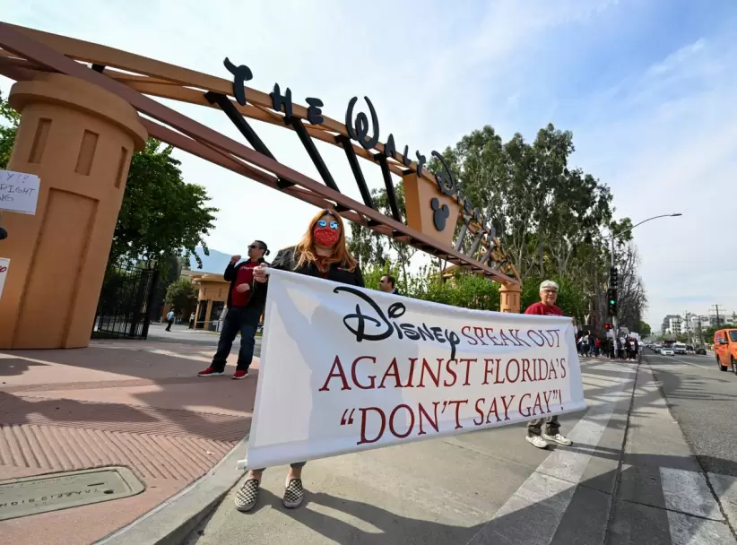Manifestantes contra Disney por no oponerse a una legislación anti LGBTQ