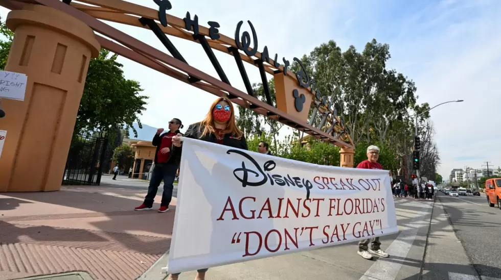 Manifestantes contra Disney por no oponerse a una legislacin anti LGBTQ