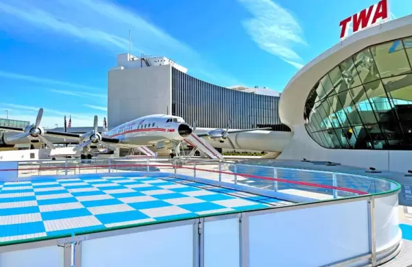 El nico hotel del aeropuerto JFK de Nueva York inaugura pista de patinaje