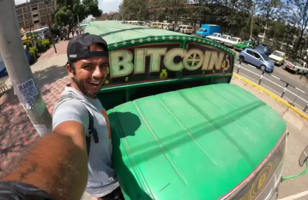Quién es el joven maratonista que busca viajar por 40 países pagando solo en bitcoin