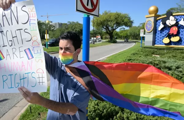 Disney cede y se manifiesta contra una polémica ley pero sus empleados continúan con huelgas